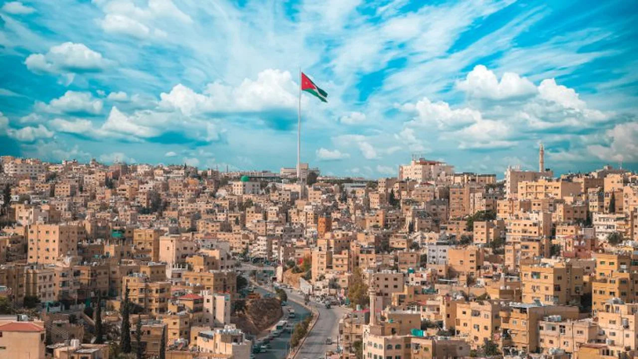 أجواء شتوية متقلبة تشمل رياحاً قوية وهطول أمطار متفرقة في عدة مناطق